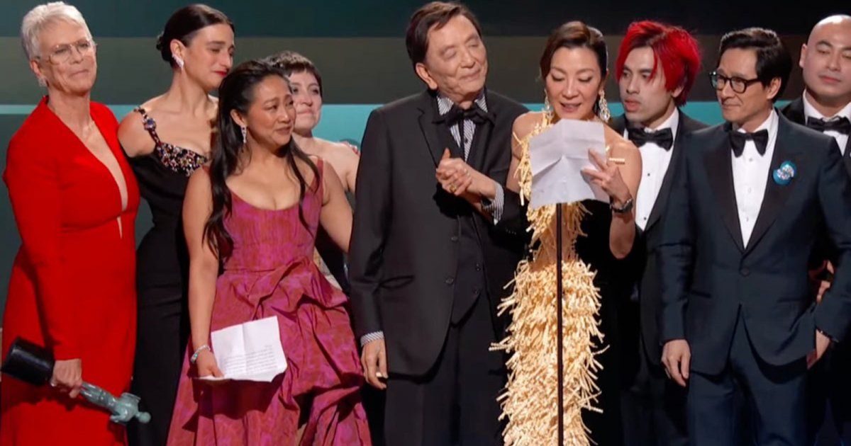 شاهد .. بالصور - إليكم أجمل الإطلالات في حفل توزيع جوائز "SAG"