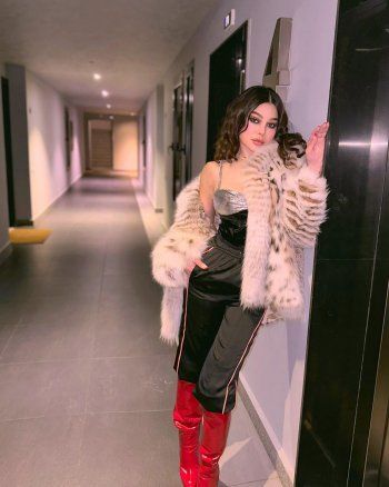 شاهد .. هيفا وهبي بإطلالة خارجة عن المألوف.. وحذاؤها الأحمر يلفت الأنظار