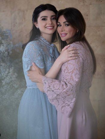 شاهد .. سعر مرتفع لفستان كوليت زوجة عاصي الحلاني الذي ارتدته في خطوبة ابنتهما ماريتا