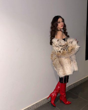 شاهد .. هيفا وهبي بإطلالة خارجة عن المألوف.. وحذاؤها الأحمر يلفت الأنظار