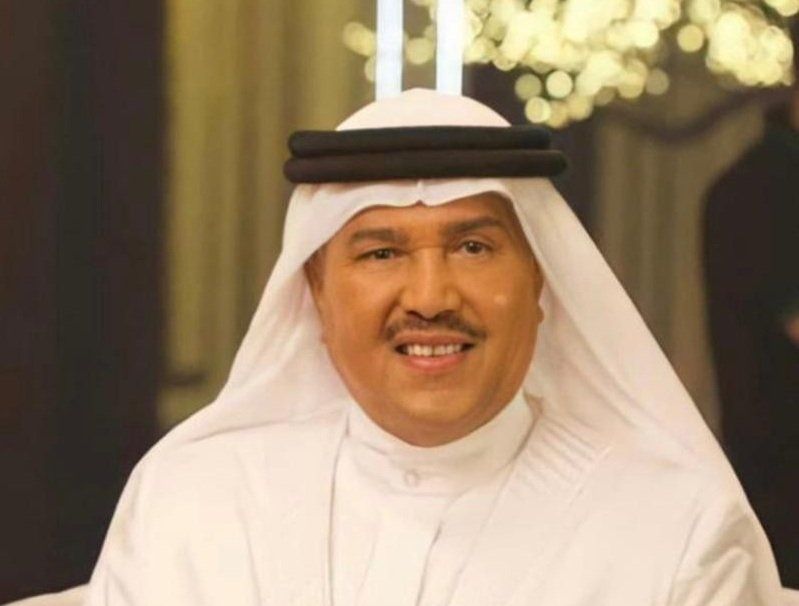 شاهد .. محمد عبده يلتقط صورة مع أحد معجبيه قبل تأديته فريضة العمرة-بالفيديو