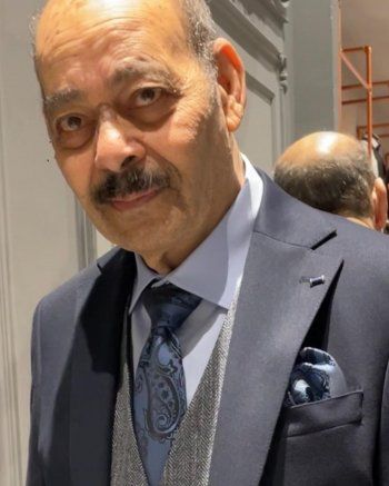 شاهد .. مصطفى قمر يحتفل بعيد ميلاد والده.. والشبه بينهما حديث المتابعين