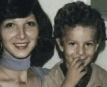 شاهد .. صورة نادر لـ باسل خياط مع والدته التي تشبه نجمة عالمية شهيرة