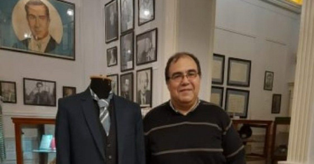 شاهد .. عمرو قابيل يهدي مقتنيات والده الى متحف رموز رواد الفن المصري