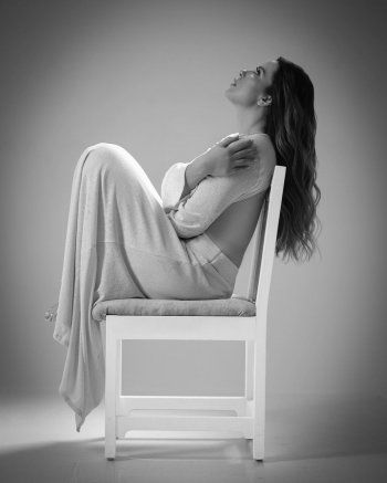 شاهد .. ريم مصطفى تحتضن نفسها بقوة بإطلالة جريئة