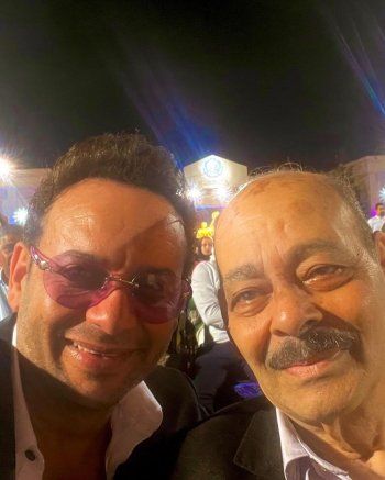 شاهد .. مصطفى قمر يحتفل بعيد ميلاد والده.. والشبه بينهما حديث المتابعين