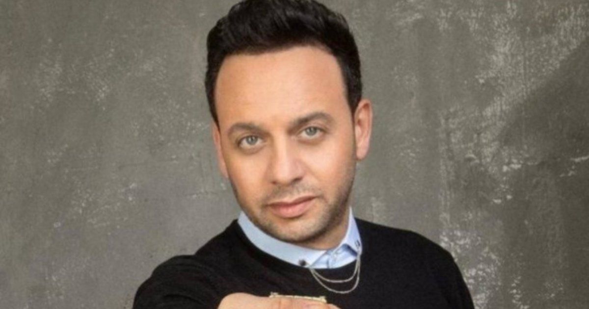 شاهد .. مصطفى قمر يحتفل بعيد ميلاد والده.. والشبه بينهما حديث المتابعين