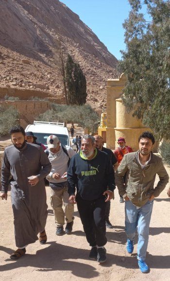 شاهد .. بالصور - حمادة هلال يواصل تصوير «المداح 3» من قمة جبل موسى