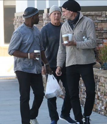 شاهد .. بالصور - بروس ويليس للمرة الأولى في العلن بعد الكشف عن حالته