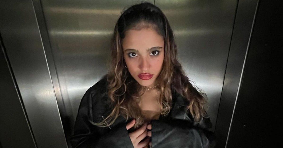 شاهد .. جنا عمرو دياب بـ كروب توب مكشوف وتُظهر ملابسها الداخلية- بالصورة