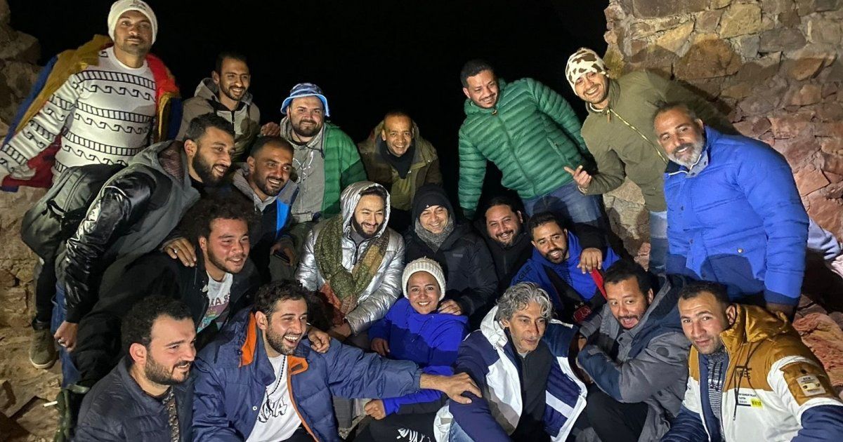 شاهد .. بالصور - حمادة هلال يواصل تصوير «المداح 3» من قمة جبل موسى