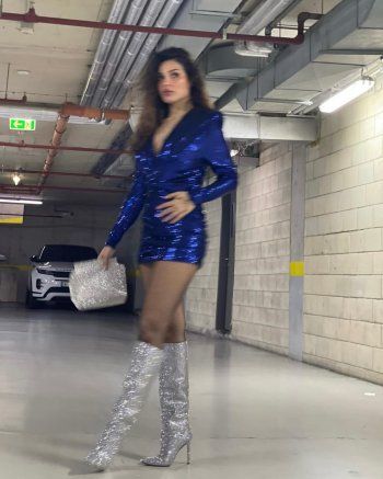 شاهد .. نادين نسيب نجيم تتألق بالأزرق اللامع.. وفستانها القصير حديث الجمهور