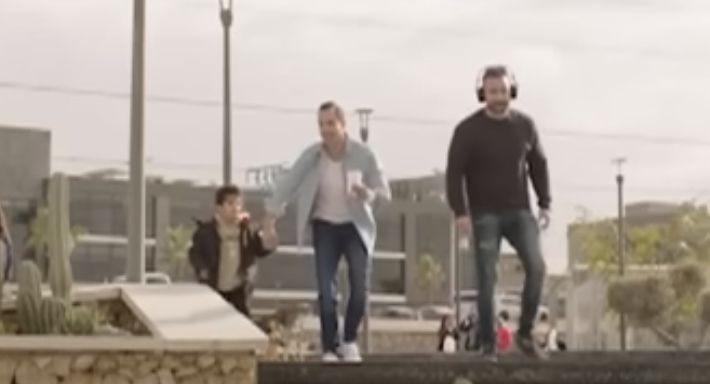 ابن عمرو وهبة يقتحم موقع تصوير مسلسل “جروب الدفعة”