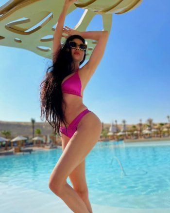 شاهد .. لاميتا فرنجية تستعرض مفاتنها بإطلالة من أحد المسابح في دبي -بالصور