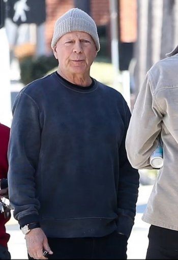 شاهد .. بالصور - بروس ويليس للمرة الأولى في العلن بعد الكشف عن حالته