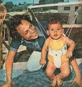 شاهد .. عادل إمام بصورة قديمة مع ابنه محمد إمام بمرحلة طفولته