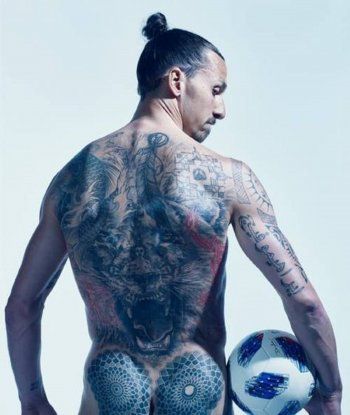 شاهد .. زلاتان إبراهيموفيتش في صورة خادشة..ووشم مؤخرته حديث الجمهور