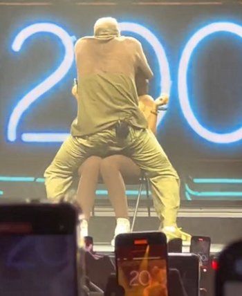 شاهد .. بالصورة - كريس براون بحضن إمرأة على المسرح وهذا ما فعله عندما حاولت تصويره