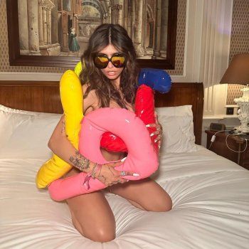 شاهد .. ميا خليفة تحتفل من دون ملابس.. والجمهور يعبر عن صدمته