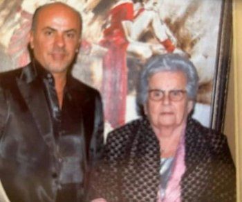 شاهد .. وجيه صقر في ذكرى مرور سنة على وفاة والدته :"ليه تركتيني؟"-بالصورة