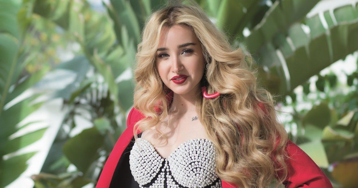 شاهد .. هنا الزاهد تؤدي مناسك العمرة قبل بدء عرض مسرحية ميمو-بالصورة