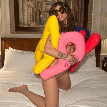 شاهد .. ميا خليفة تحتفل من دون ملابس.. والجمهور يعبر عن صدمته