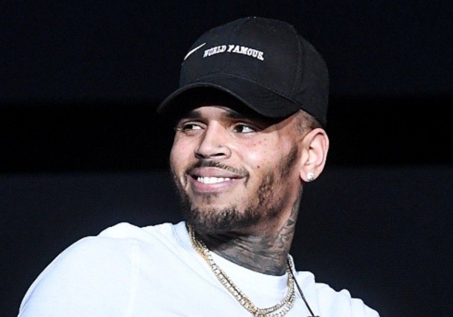 شاهد .. بالصورة - كريس براون بحضن إمرأة على المسرح وهذا ما فعله عندما حاولت تصويره