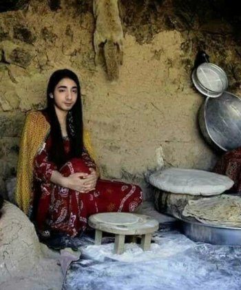 شاهد .. بدر خلف يشارك صورة قديمة له.. هل كان إمرأة؟