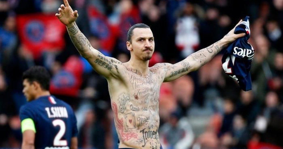 شاهد .. زلاتان إبراهيموفيتش في صورة خادشة..ووشم مؤخرته حديث الجمهور