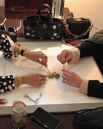 شاهد .. ميا خليفة تحتفل من دون ملابس.. والجمهور يعبر عن صدمته