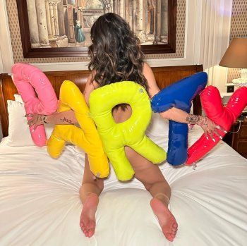 شاهد .. ميا خليفة تحتفل من دون ملابس.. والجمهور يعبر عن صدمته