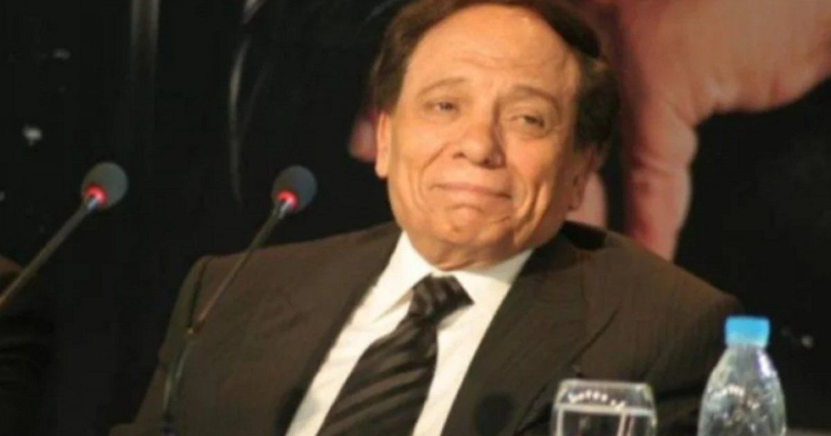 شاهد .. عادل إمام بصورة قديمة مع ابنه محمد إمام بمرحلة طفولته