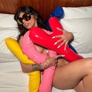 شاهد .. ميا خليفة تحتفل من دون ملابس.. والجمهور يعبر عن صدمته