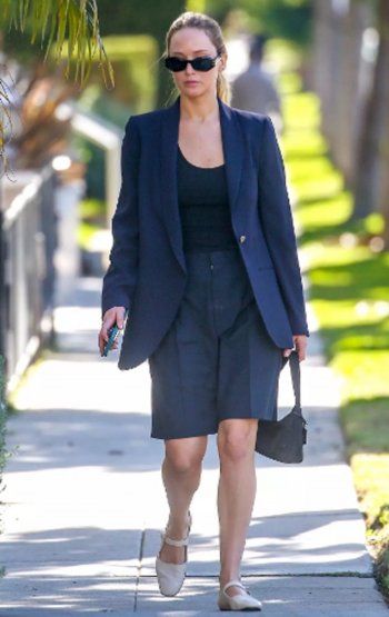 شاهد .. بالصور - جيجي حديد وبيلا حديد يعيدان نمط الحذاء المريح الذي ربما كنت ترتديه إلى المدرسة