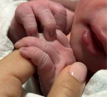 شاهد .. جيسيكا عازار ترزق بمولودها الأول.. وهذا إسمه