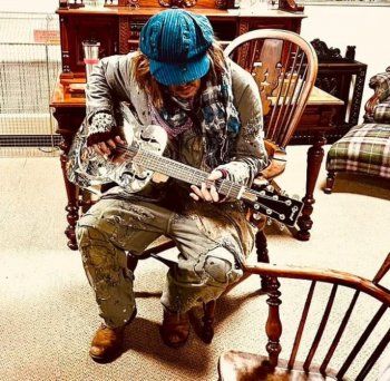 شاهد .. بالصور والفيديو-جوني ديب يصل بالمروحية إلى متجر تحف ويفاجئ الموظفين