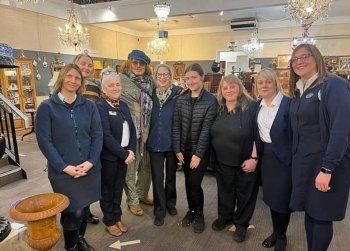 شاهد .. بالصور والفيديو-جوني ديب يصل بالمروحية إلى متجر تحف ويفاجئ الموظفين