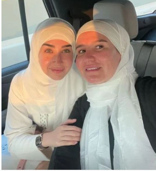 الحاجتين هنا الزاهد وهنا شيحة بملابس الاحرام