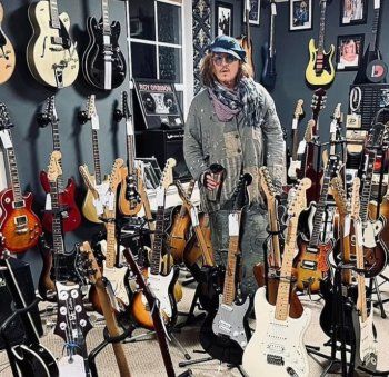 شاهد .. بالصور والفيديو-جوني ديب يصل بالمروحية إلى متجر تحف ويفاجئ الموظفين