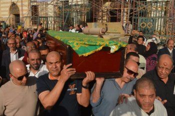 شاهد .. تشييع جنازة شريفة فاضل في غياب نجوم الفن-بالصور