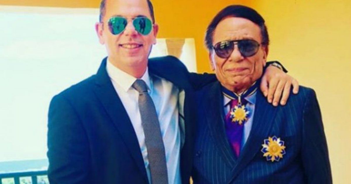 شاهد .. بعد إنتشار أخبار عن تدهور صحة الزعيم.. رامي عادل إمام يكشف الحقيقة