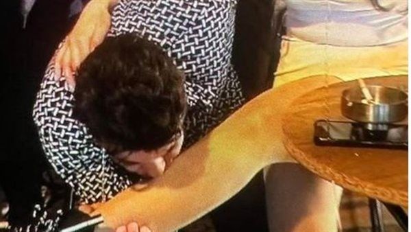 صور صادمة| سعد الصغير يقبل رجل الراقصة شمس