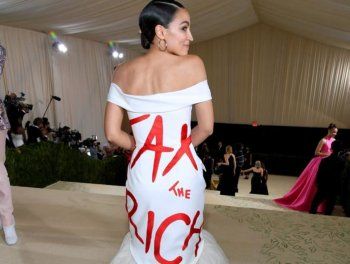 شاهد .. بالصورة - ألكساندريا أوكاسيو كورتيز تتغاضى عن الدفع والكونغرس يلاحقها