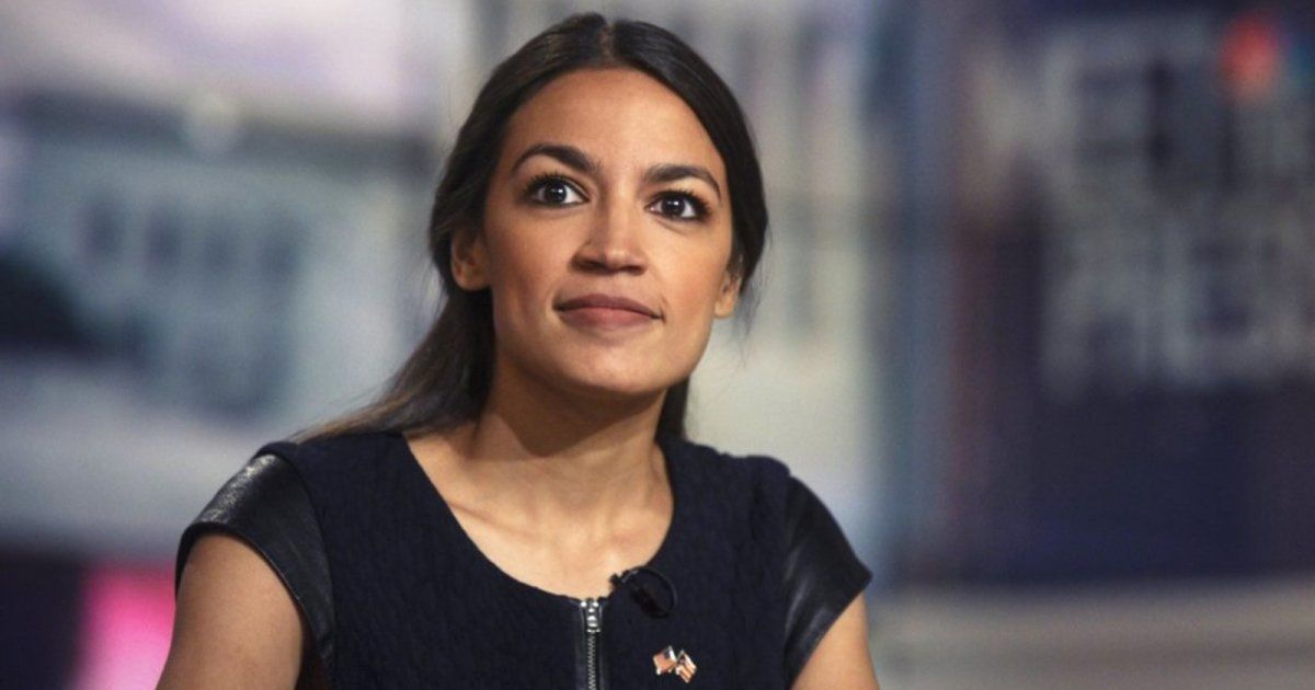 شاهد .. بالصورة - ألكساندريا أوكاسيو كورتيز تتغاضى عن الدفع والكونغرس يلاحقها