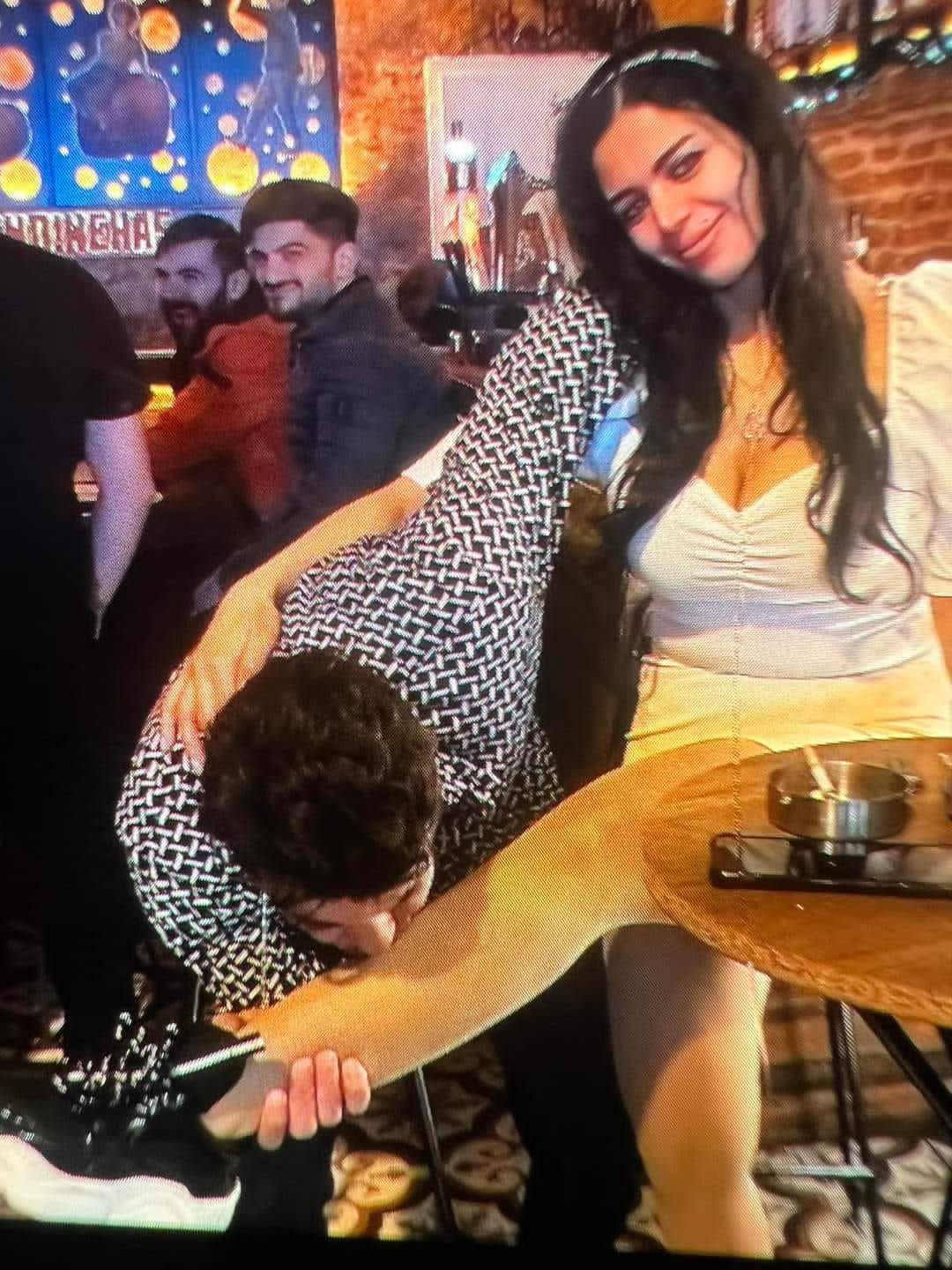 صور صادمة| سعد الصغير يقبل رجل الراقصة شمس