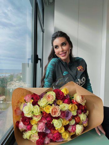 شاهد .. ياسمين صبري تستعرض باقة ورود ضخمة.. وهكذا أطلت