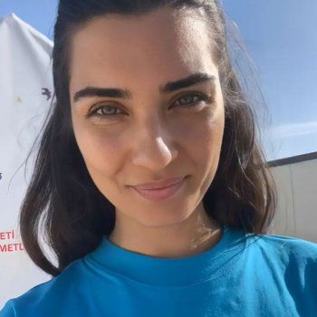 شاهد .. بالصور- توبا بويوكستون تزور مخيمات اللاجئين بعد الزلزال..وتطل بكامل طبيعتها