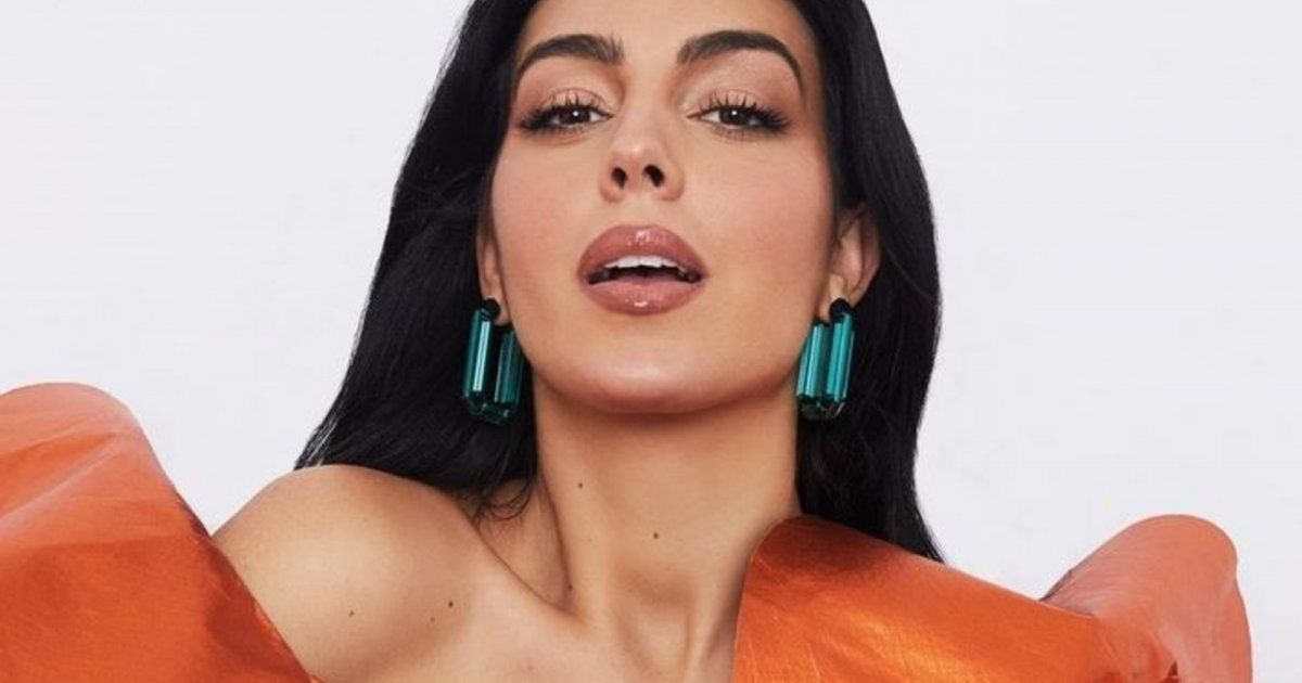 شاهد .. جورجينا رودريغيز تتنزه في شوارع الرياض بالبيجاما وحذاء البيت - بالصور