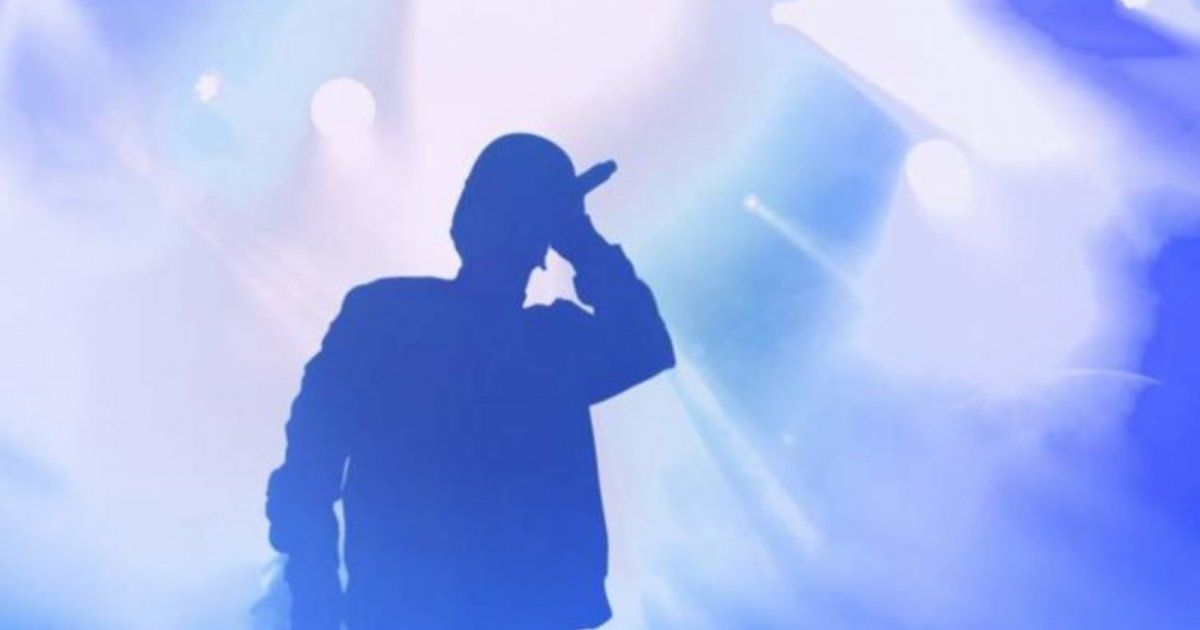 شاهد .. نجم عالمي يقرر الإنتقال للعيش في صندوق للنفايات