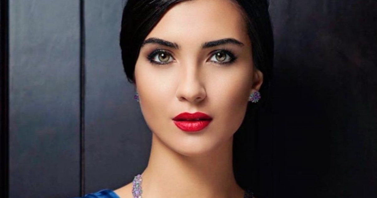 شاهد .. بالصور- توبا بويوكستون تزور مخيمات اللاجئين بعد الزلزال..وتطل بكامل طبيعتها